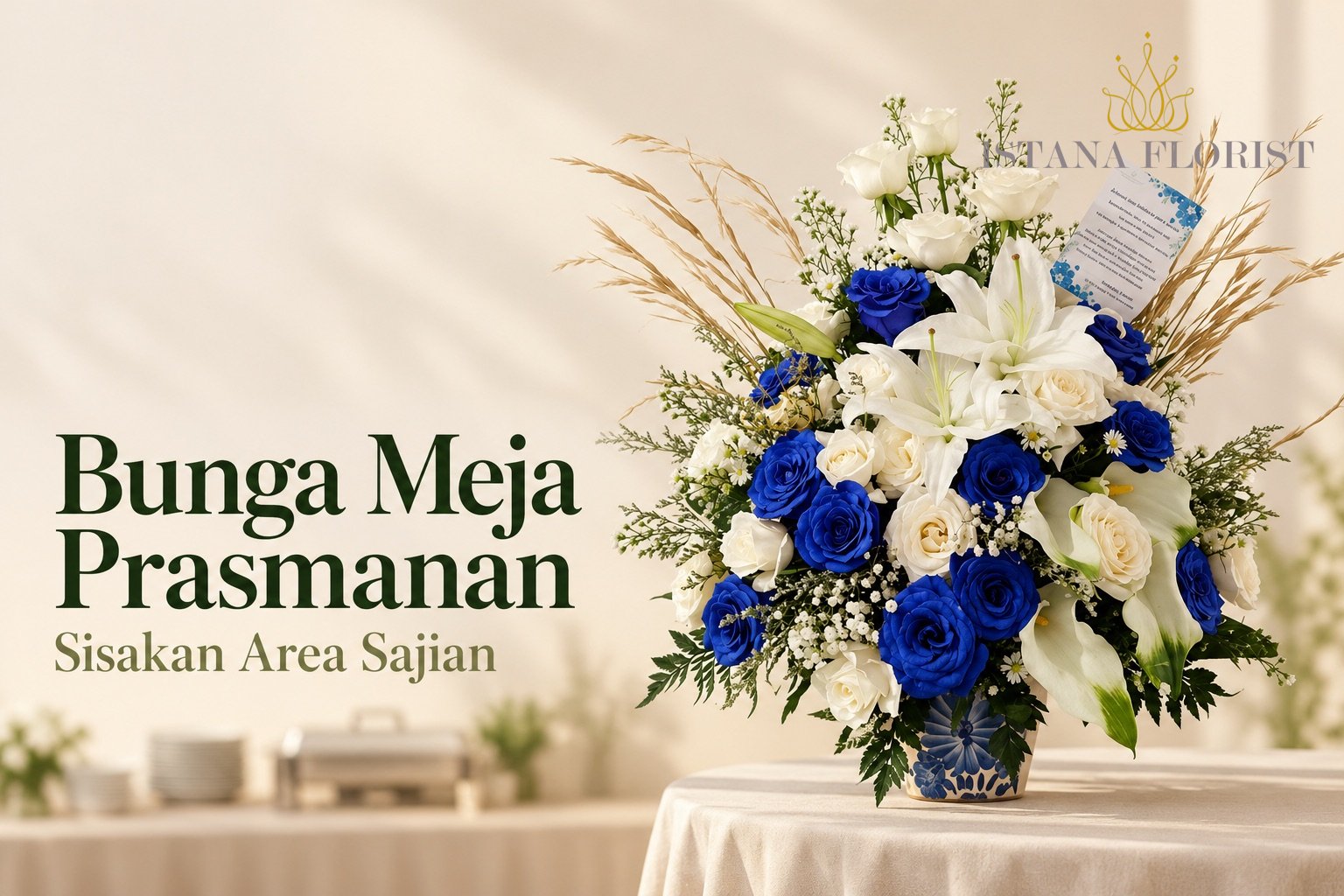 Rangkaian bunga biru putih di meja terpisah dengan tulisan Bunga Meja Prasmanan