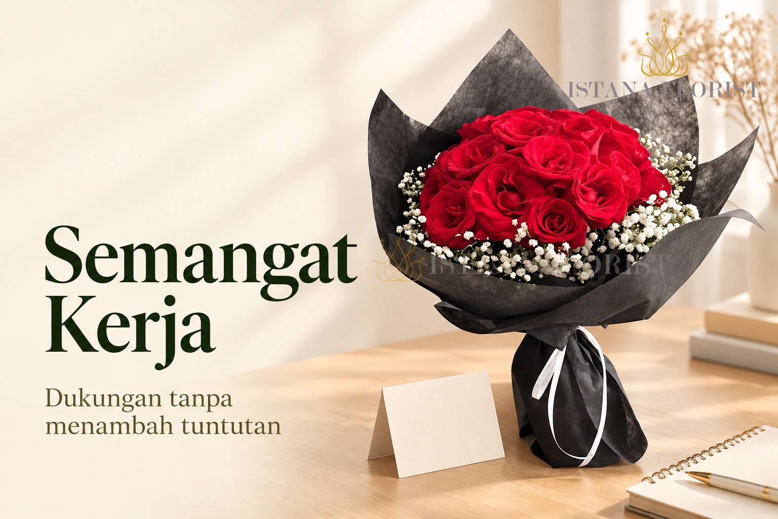 Buket mawar merah dan kartu kosong dengan tulisan Semangat Kerja