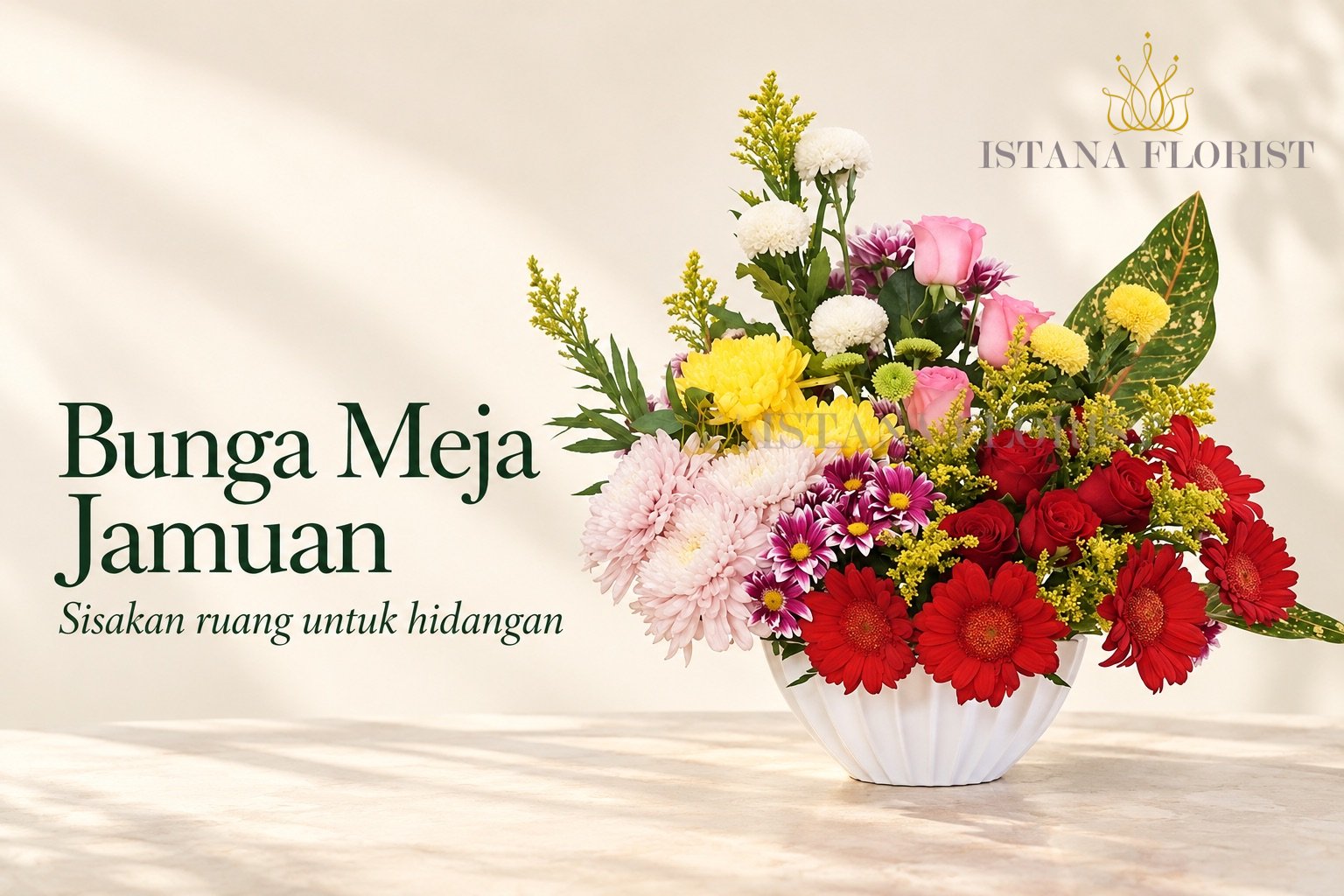 Rangkaian bunga meja warna campuran dalam wadah putih dengan judul Bunga Meja Jamuan